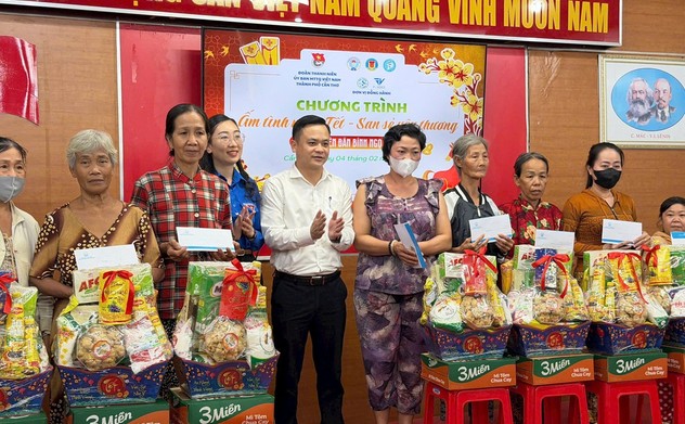 Chi đoàn Kiểm toán nhà nước khu vực V thăm, tặng quà bệnh nhân nhân dịp Tết Nguyên đán 2026